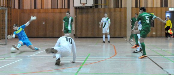 Ferhat Erdogan (r.) bezwingt Marcel Morr: Es ist der Siegtreffer zum 2:1 der TSG Hechtsheim gegen die SpVgg Ingelheim II.