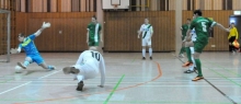 Ferhat Erdogan (r.) bezwingt Marcel Morr: Es ist der Siegtreffer zum 2:1 der TSG Hechtsheim gegen die SpVgg Ingelheim II.