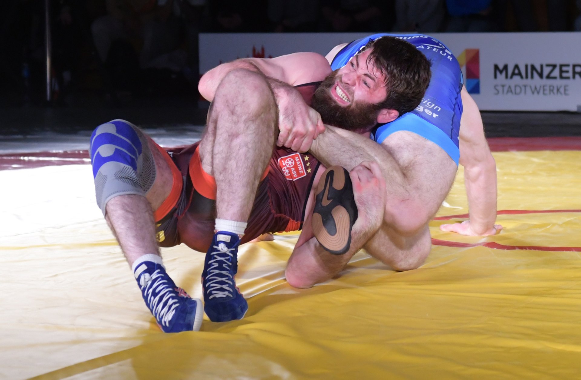 ...nämlich mit einem Sieg dank technischer Überlegenheit.