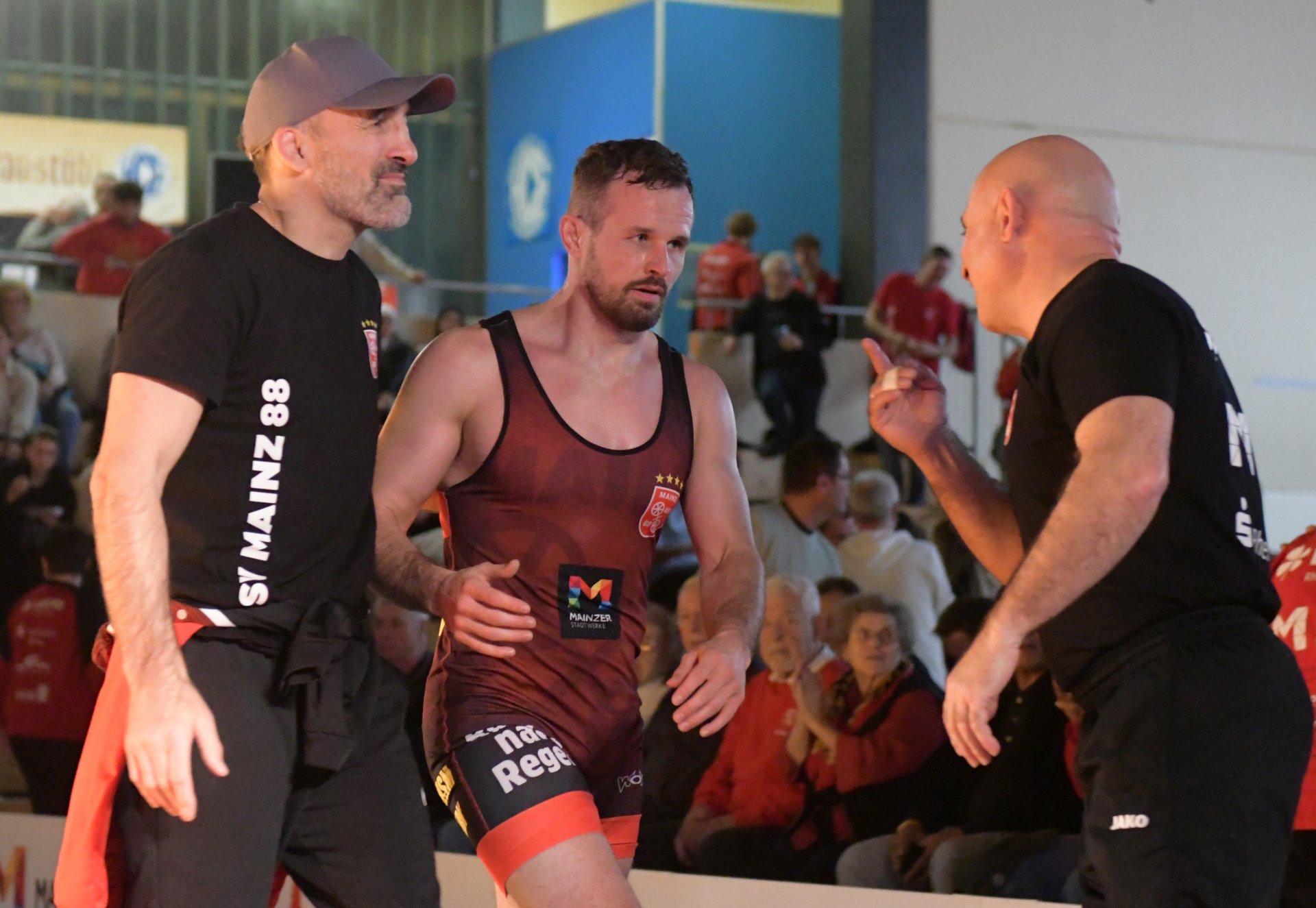 Die Gratulationen der Trainer Davyd Bichinashvili (l.) und Harun Yildiz waren Aleksander Semisorow gewiss.