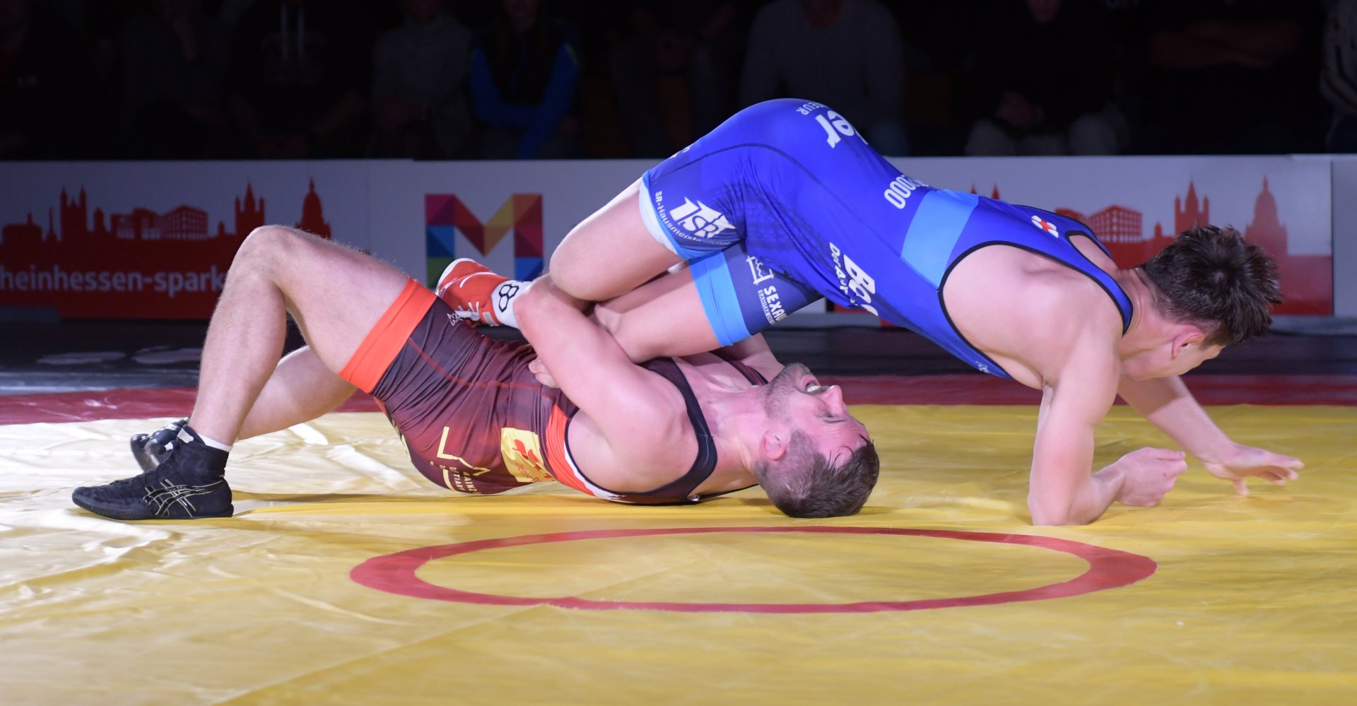 ...und mit einer Beinschraube beendete.