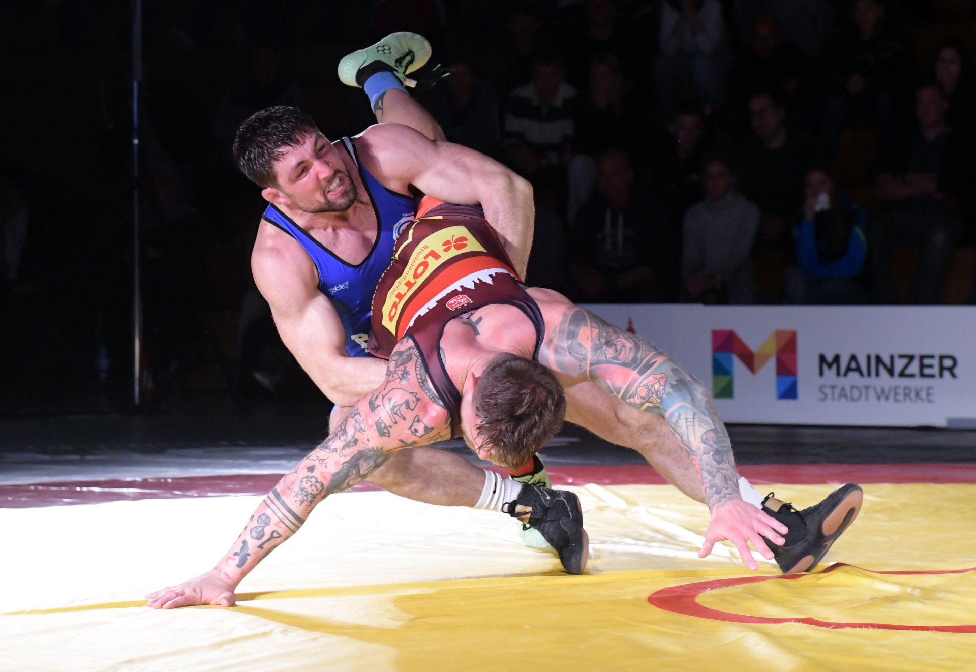 ...unterlag dem französischen Meister aber mit 0:9. Damit glichen die Freiburger zum Auftakt der zweiten Hälfte zum 8:8 aus.