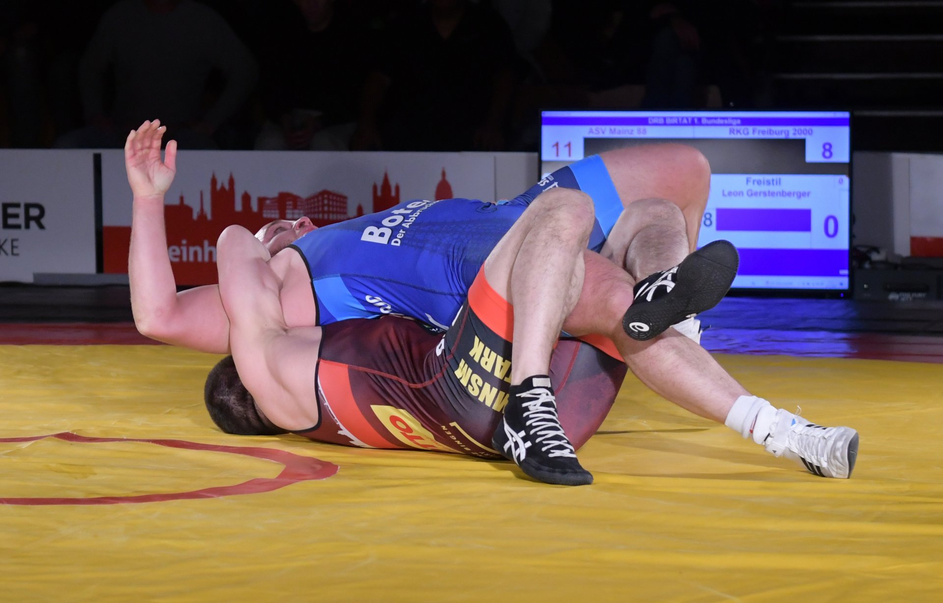 ...der Leon Gerstenberger auf die Schultern zwang...