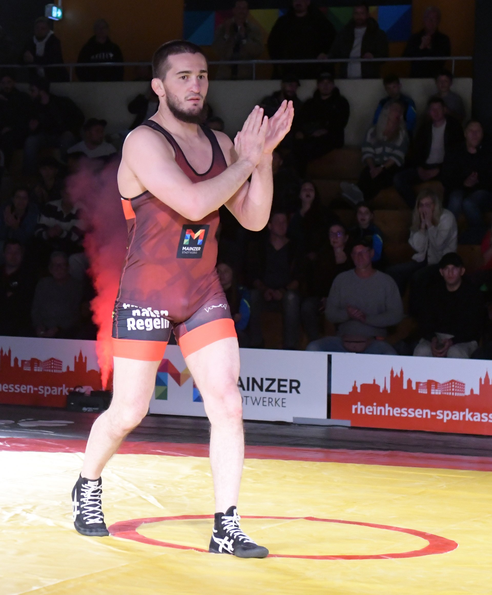 ...und dafür sich selbst sowie dem Publikum für dessen Unterstützung applaudierte.