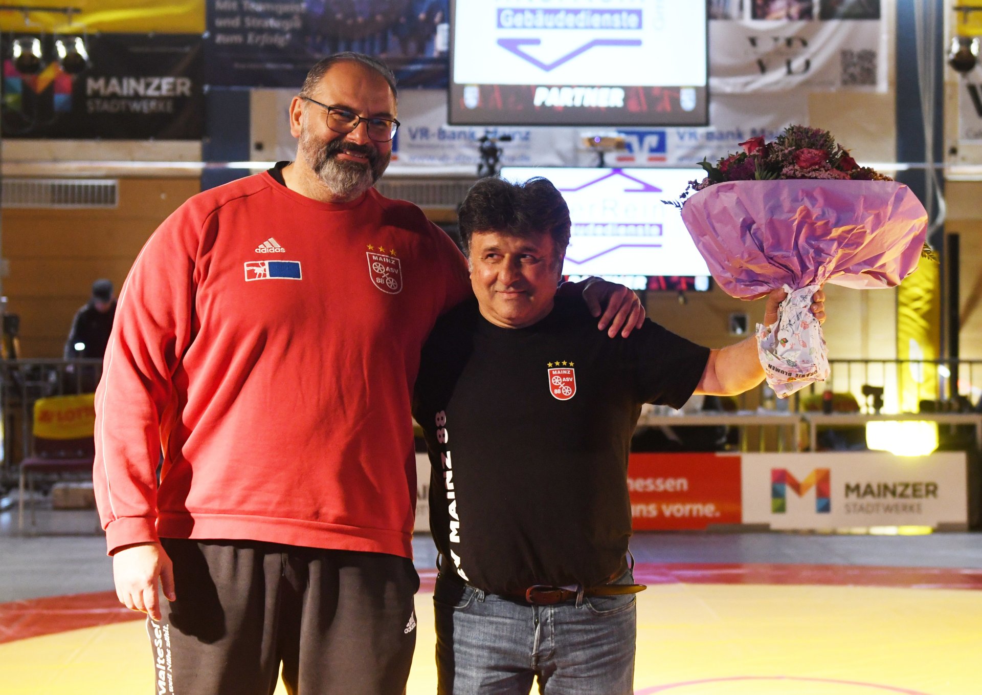 Besondere Ehre für Mehdi Jafari-Gorzini: Der seit Jahrzehnten in diversen Funktionen für die 88er tätige gebürtige Iraner hatte vor wenigen Tagen für seine Bemühungen um Integration aus den Händen von Bundespräsident Frank-Walter Steinmeier das Bundesverdienstkreuz erhalten. ASV-Vorstandsmitglied Tolga Sancaktaroglu legte noch einen Blumenstrauß drauf.