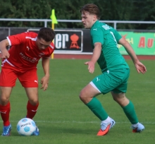 Fabian Commes (r.) war mit seinem Doppelpack entscheidend am Erfolg der SpVgg Ingelheim in Worms beteiligt.