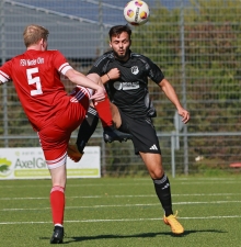 Eljano Pergjegai (r.) sorgte zwischen der siebten und sechsunddreißigsten Minute für die Saulheimer 3:0-Führung in Finthen.