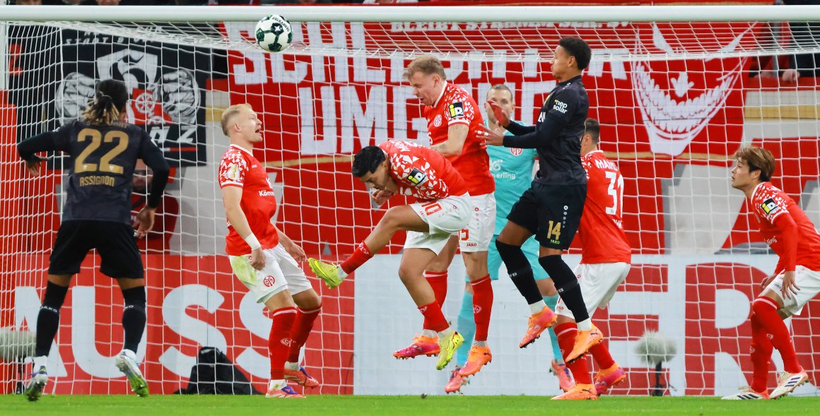 Luca Jaquez (Nummer 14) brachte den VfB Stuttgart früh in Führung.