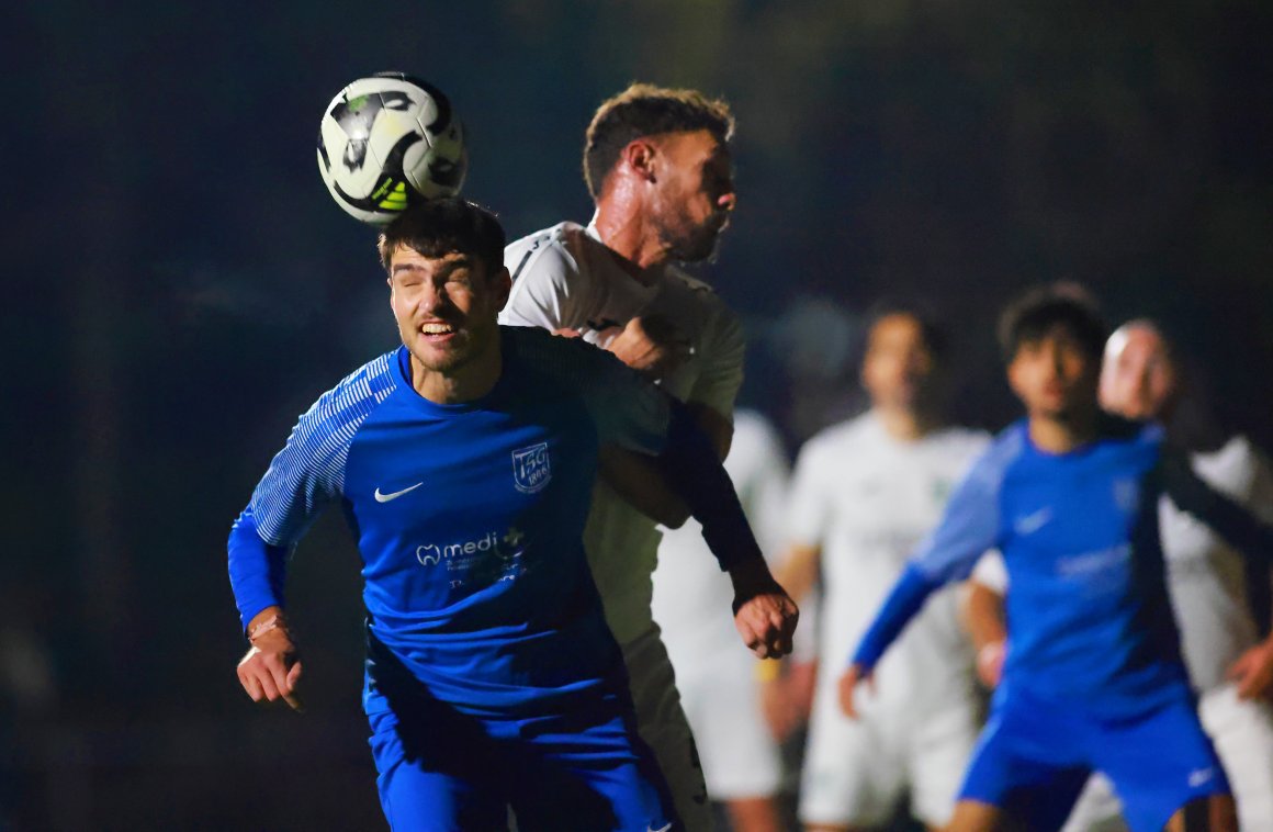 Intensiv wie in diesem Zweikampf zwischen dem Bretzenheimer Lukas Helbach und TuS-Innenverteidiger Jonas Hofmann...