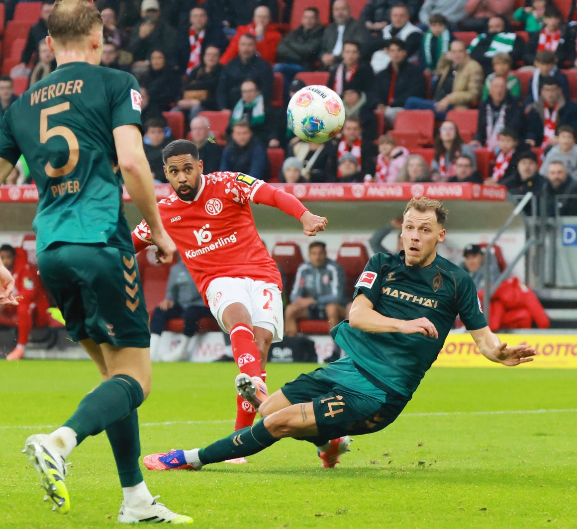 Dieser Schlenzer von Phillipp Mwene landet auf dem Lattenkreuz.
