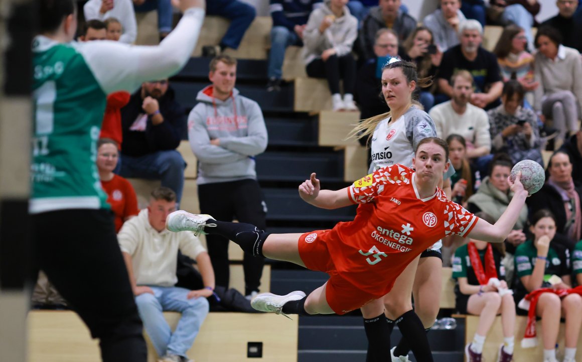 Helena Rhein ist in dieser Saison die Perspektivspielerin der Zweiten Mannschaft, was für sie doppelte Belastung bedeutet, denn in beiden Teams wird die Linkshänderin gebraucht.