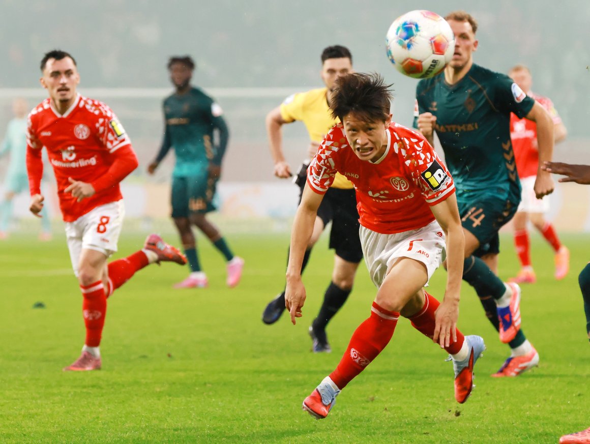 Jae-sung Lee hatte sich selbst als Mittelstürmer ins Gespräch gebracht und durfte diese Rolle unter Bo Henriksen erstmals gegen Werder Bremen übernehmen.