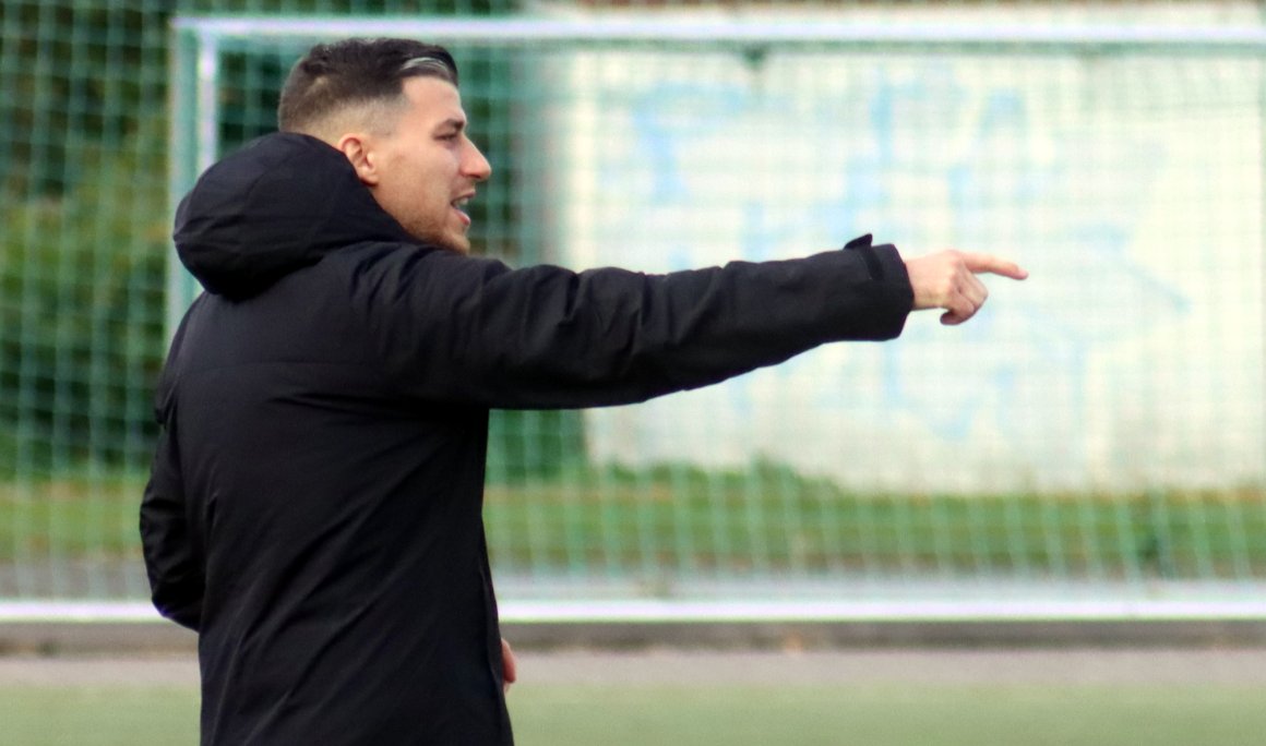 Damir Bektasevic durfte beim vorigen Heimspiel gegen den SV Morlautern schon mal das Coachen an der Linie üben. Dass er zumindest bis zur Winterpause auch die verbleibenden vier Spiele und die Trainingseinheiten leiten wird, war da noch nicht abzusehen.