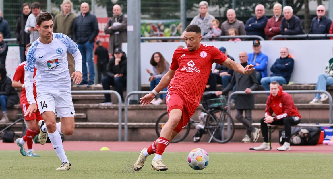 Nach halbjähriger Auszeit will sich Jan Vogel (l.) Schritt für Schritt in seine alte Verfassung bringen und sich mit der Mannschaft bis zur Winterpause ein beruhigendes Polster verschaffen.