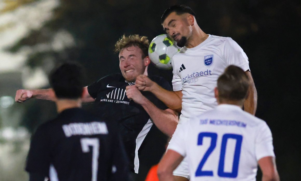 Nico Manz (Mitte li.) schmeißt sich in ein Kopfballduell. Der VfB Bodenheim trat zwar im Gegensatz zu den Vorwochen über 90 Minuten engagiert auf, zu einem Punktgewinn oder gar dem Ende der Sieglos-Serie reichte dies allerdings nicht.