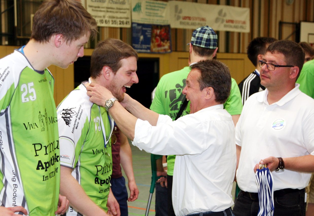 APRIL - Der dritte Oberliga-Aufstieg des TV Bodenheim in den jüngsten Jahren kommt erklärtermaßen etwas zu früh, aber was will man machen, wenn man der Beste ist? HVR-Chef Klaus Kuhn hat bei der Meisterehrung seinen Spaß, muss aber, wie der Verein, die Skepsis pflegen, ob es nach den beiden aussichtslosen Ausflügen in die vierte Liga beim dritten Anlauf besser laufen wird. Denn personell passiert auch diesmal außer durch die Rückkehr von Matthias Carl wenig im Aufstiegskader, und das reicht, wie sich zeigen wird, hinten und vorne nicht, um mitzuhalten. Bis Weihnachten springt für den Aufsteiger trotz Trainerwechsel kein Punkt heraus. Mehr als den Rückzug in die Rheinhessenliga geordnet anzutreten, bleibt zum Jahreswechsel an Perspektive für diese Saison nicht mehr übrig.