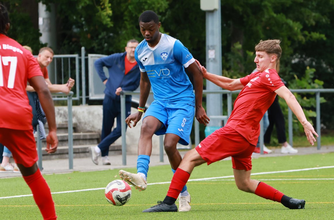 Wilson Nzientebong Pouelmo (M.) schoss die Fortuna zum späten zweiten Saisonsieg.