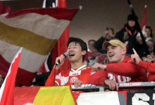 Humba, Humba, Humba, Tätelee – der südkoreanische Stürmer, diesmal auf der Sechs eingesetzt, versetzte die Mainzer Arena am Europakreisel mit seinem späten 2:1 in Ekstase, hatte auch schon den Pass zum Ausgleich gegeben und durfte zur Belohnung ans Mikro. 