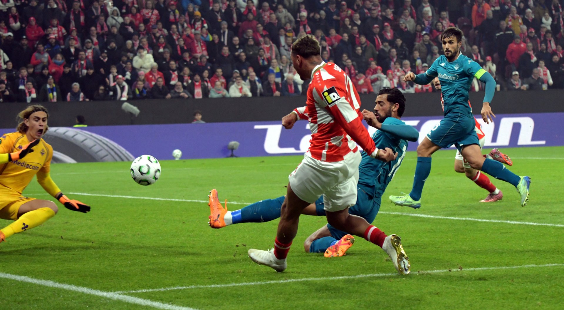 …seine Hereingabe aber war einen Tick zu scharf für Paul Nebel.