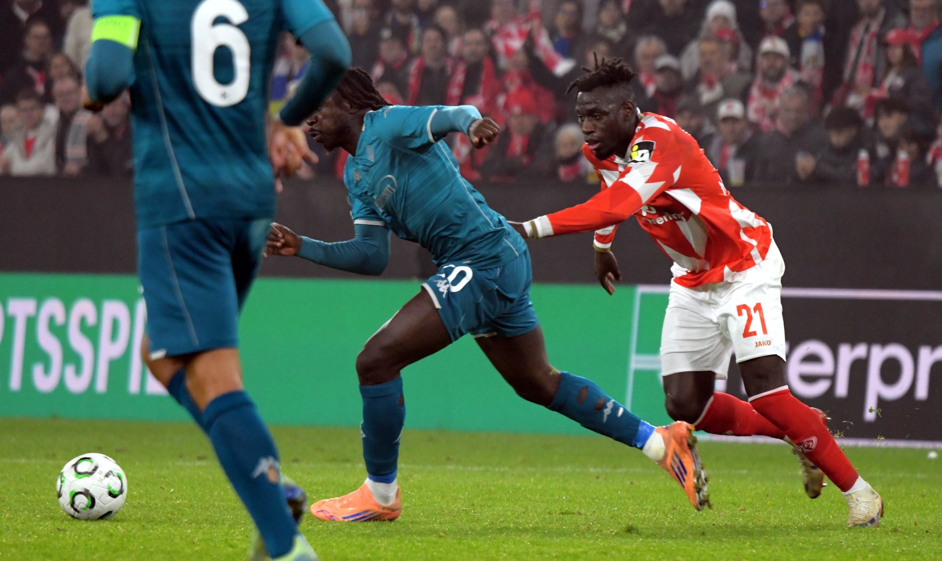 Danny da Costa, erstmals im Abwehrzentrum eingesetzt, leitete mit einem unnötigen Fehlpass das 0:1 ein...