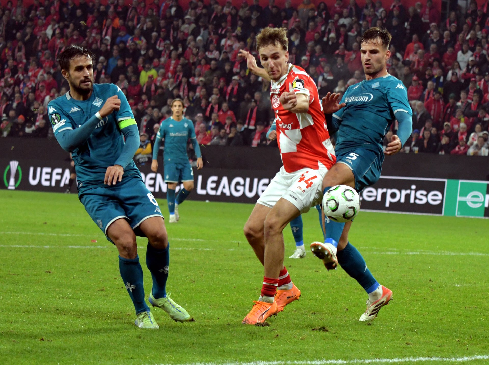 Nelson Weiper durfte wettbewerbsübergreifend zum fünften Mal in dieser Saison von Beginn an ran, tat sich aber lange sehr schwer und hatte seine besten Szenen erst in der Schlussphase, unter anderem eine Direktabnahme aus spitzem Winkel.