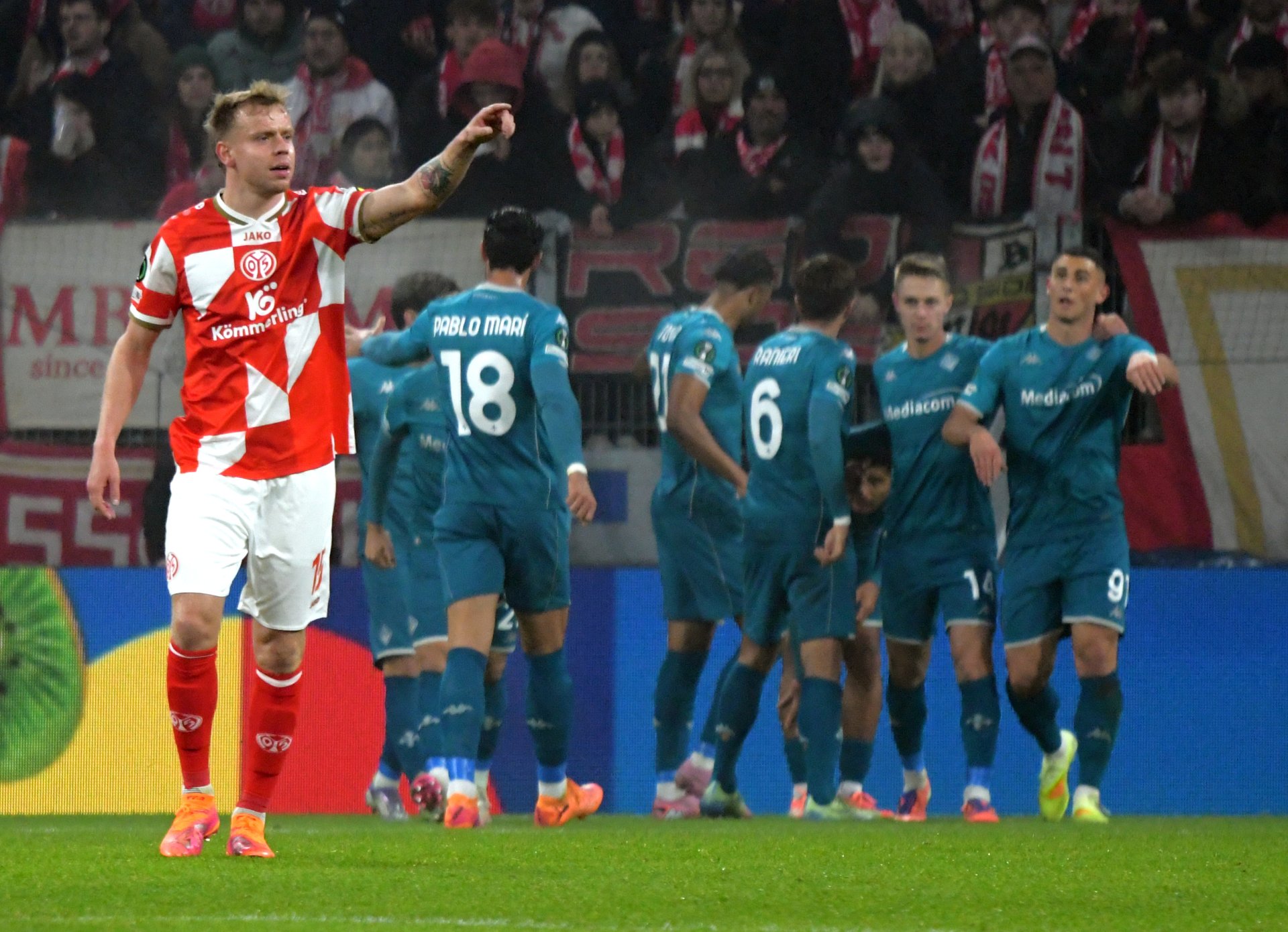 Lennard Maloney wusste, was dagegen zu tun war: Den Ball ins andere Tor schießen. 