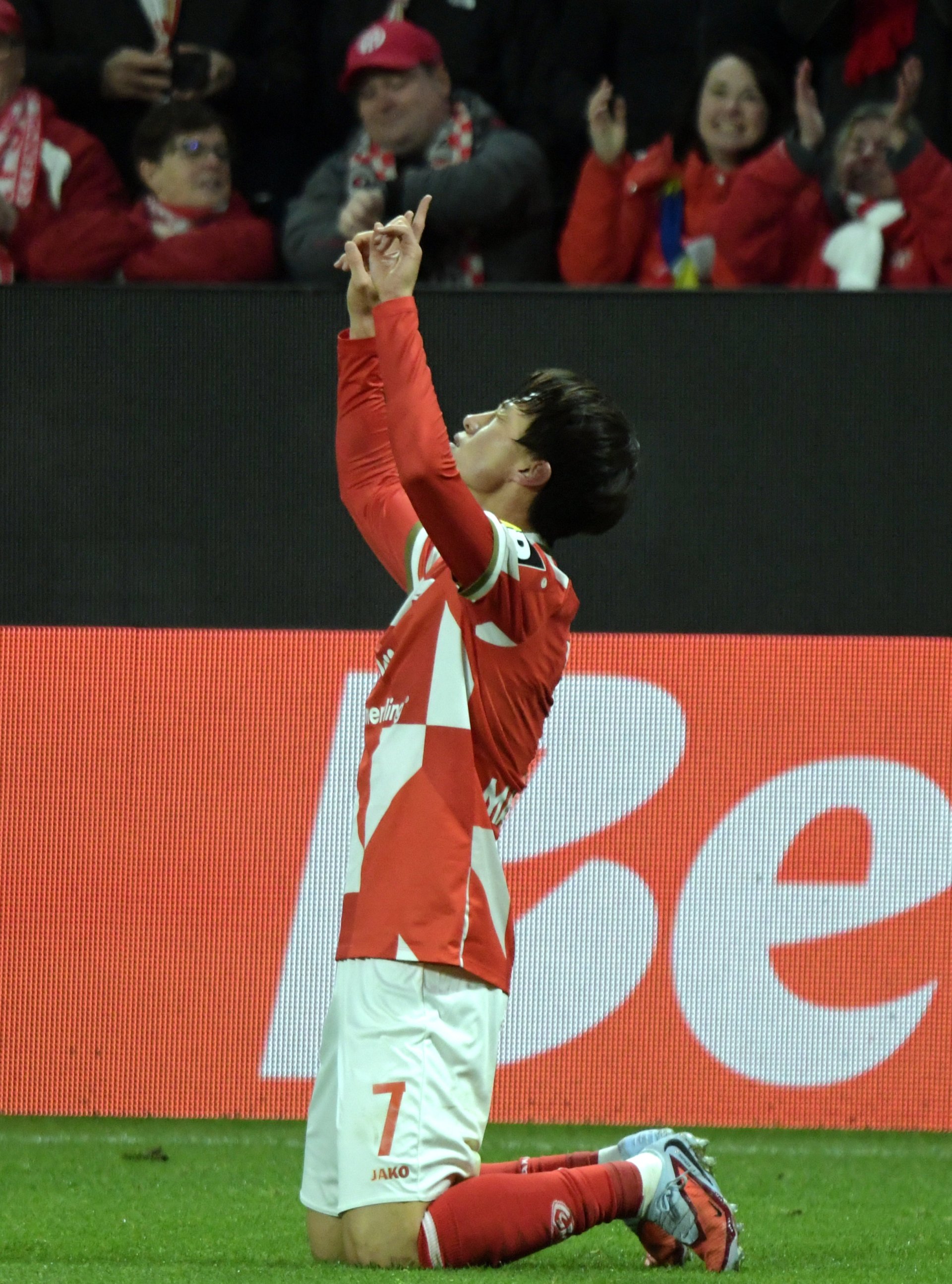 ...wo Jae-sung Lee nach vollbrachter Kopfballtat auf die Knie ging...