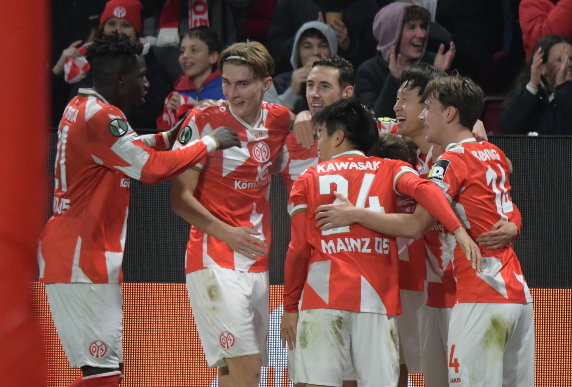 ...bevor die Kollegen ihn für den Siegtreffer feierten.