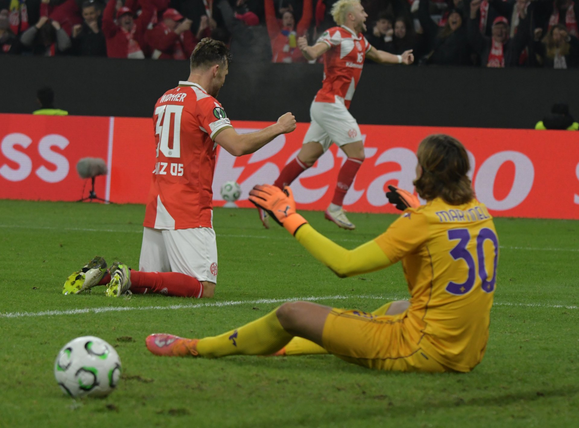 Benedict Hollerbach gesellte sich zur Jubeltraube, Kapitän Silvan Widmer war vor Ort überwältigt.