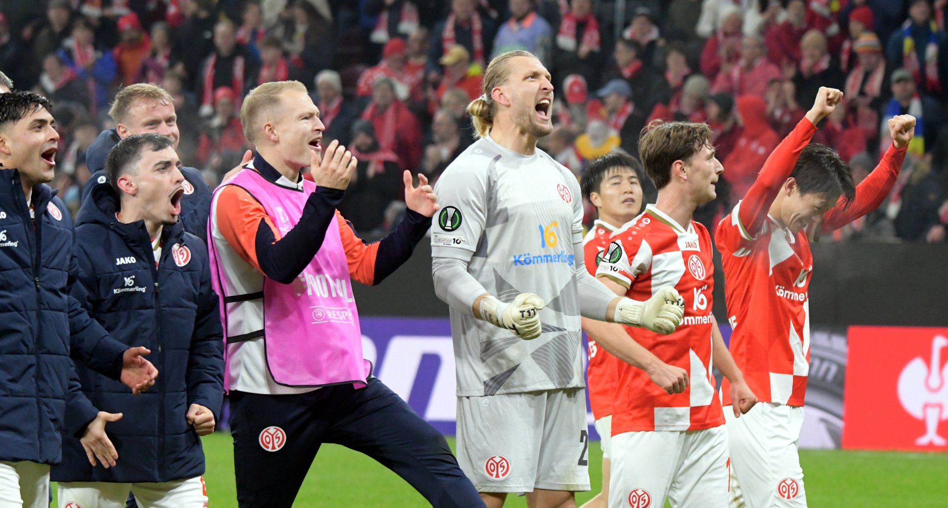 ...danach ließ Lee sich auf die Tribüne bitten.