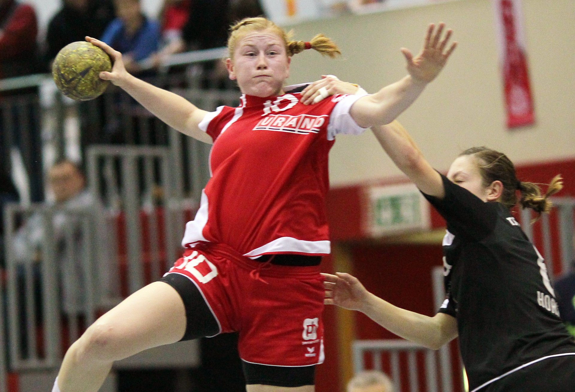 Rheinhessens Handballspielerin des Jahres war eindeutig Meike Schmelzer. Die Kreisläuferin kämpfte mit Zweitligist FSV Mainz 05 in der vergangenen Runde erfolgreich um den Klassenverbleib und erfreute sich gleichzeitig des Interesses von hochkarätigen Erstligavereinen. Nachdem sie schon mit dem TuS Koblenz/Weibern eine Zweitspielrechtsvereinbarung hatte und erste Einsätze im Oberhaus bekam, war es nach einem Angebot des FC Bayern des Frauenhandballs  folgerichtig, dass die Ingelheimerin die 05er im Sommer endgültig verließ. Beim Thüringer HC ist Schmelzer inzwischen angekommen, ihr alter Verein bekam ohne sie allerdings in der neuen Saison noch mehr Probleme, sich von den Abstiegsplätzen fernzuhalten. Der neue Trainer André Sikora-Schermuly nahm im Dezember dankbar die Chance wahr, Schmelzer in drei Partien über das Zweitspielrecht wieder einzusetzen.  Vier Punkte aus den drei Partien waren eine gute Bilanz des Advents-Comebacks, die freilich nicht nur dem Schmelzer-Effekt zuzuschreiben waren, sondern einen Aufwärtstrend der gesamten Mannschaft geschuldet waren.