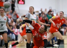 Dass sich die Partie in Rostock von Beginn an so klar zugunsten der 05erinnen entwickelte, war zu einem großen Teil dem starken Auftritt von Kreisläuferin Lena Thoß zu verdanken, die sechs der ersten 16 Mainzer Tore erzielte.