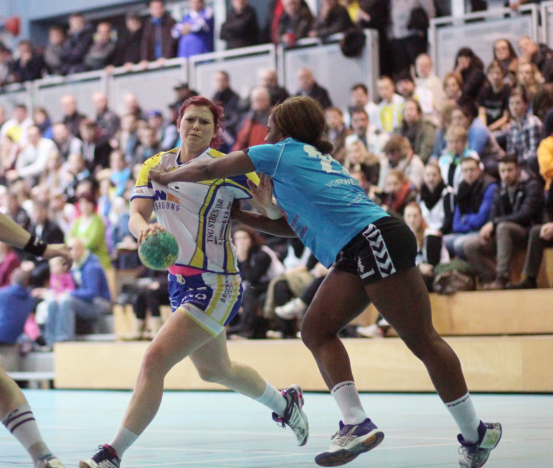 NOVEMBER - Auf dem Weg in die Zweite Liga: Handball-Drittligist SG TSG/DJK Bretzenheim setzt die positive Entwicklung der jüngsten Spielzeiten fort und wird daher fast konsequent zum heißen Kandidaten auf den Meistertitel in der West-Staffel. Das ist weitgehend aus der inneren Entwicklung heraus gelungen; Annika Hermenau (Bild) ist eine der wenigen Neuzugänge, die Trainer Thomas Zeitz in seine Mannschaft eingebaut hat. Entscheidender Moment in der bisherigen Saison ist die Übernahme der Tabellenführung durch den Heimsieg gegen den härtesten Meisterschaftskonkurrenten, TuS Lintfort. Danach gibt die bis dahin verlustpunktfreie SG allerdings in zwei Partien drei Punkte ab. Es bleibt also im neuen Jahr noch etwas spannender im Meisterschaftskampf, als es nach dem Erfolg im Topspiel zunächst ausgesehen hat.