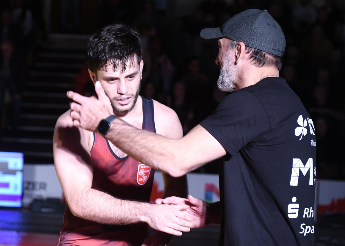 Ashot Shahbazyan lag gegen Magomed Kartojev nach der ersten Runde mit 0:2 zurück, musste danach aber froh sein, mit 0:14 über die Zeit zu kommen.