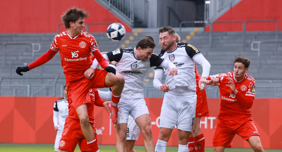Casey Bos (l.) verpasst eine Hereingabe, die Frankfurter Verteidiger köpfen den Ball aus der Gefahrenzone.