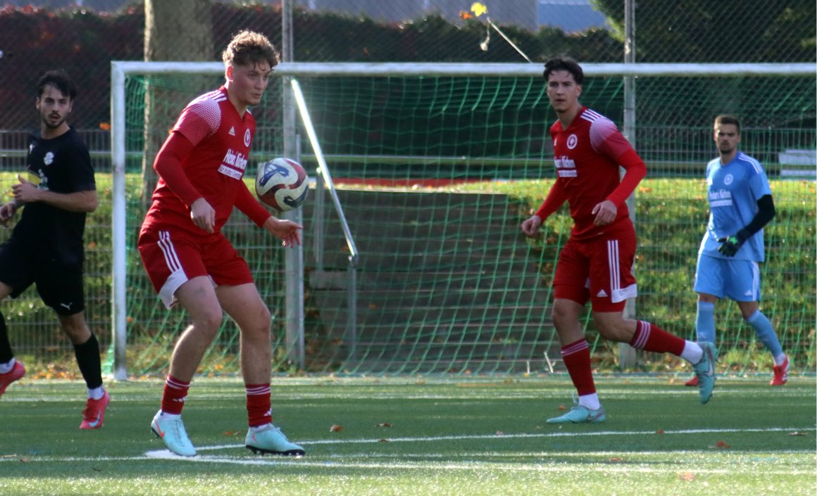 Paul Nauth (mit Ball, daneben Laurin Alt und Markus Merker) ist nicht auf seine Außenverteidigerrolle limitiert, in Grünstadt war er vor dem gegnerischen Tor anwesend, um den Ausgleich zu erzielen.