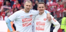 „Mainzaaaaa international“: Die Freude über den Einzug in die Conference League war auch bei Torwart Robin Zentner und Sportdirektor Niko Bungert groß. Momentan bereitet die Zusatzbelastung den 05ern allerdings Probleme.