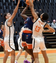 Unterm Korb dominierten die Mainzer in Ulm, wie hier Krist-Obi Fredrick, mit 19 Punkten erfolgreichster Schütze der Partie...