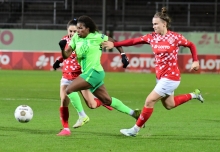 Nadine Anstatt (r.) traf in Bochum zum 3:1.
