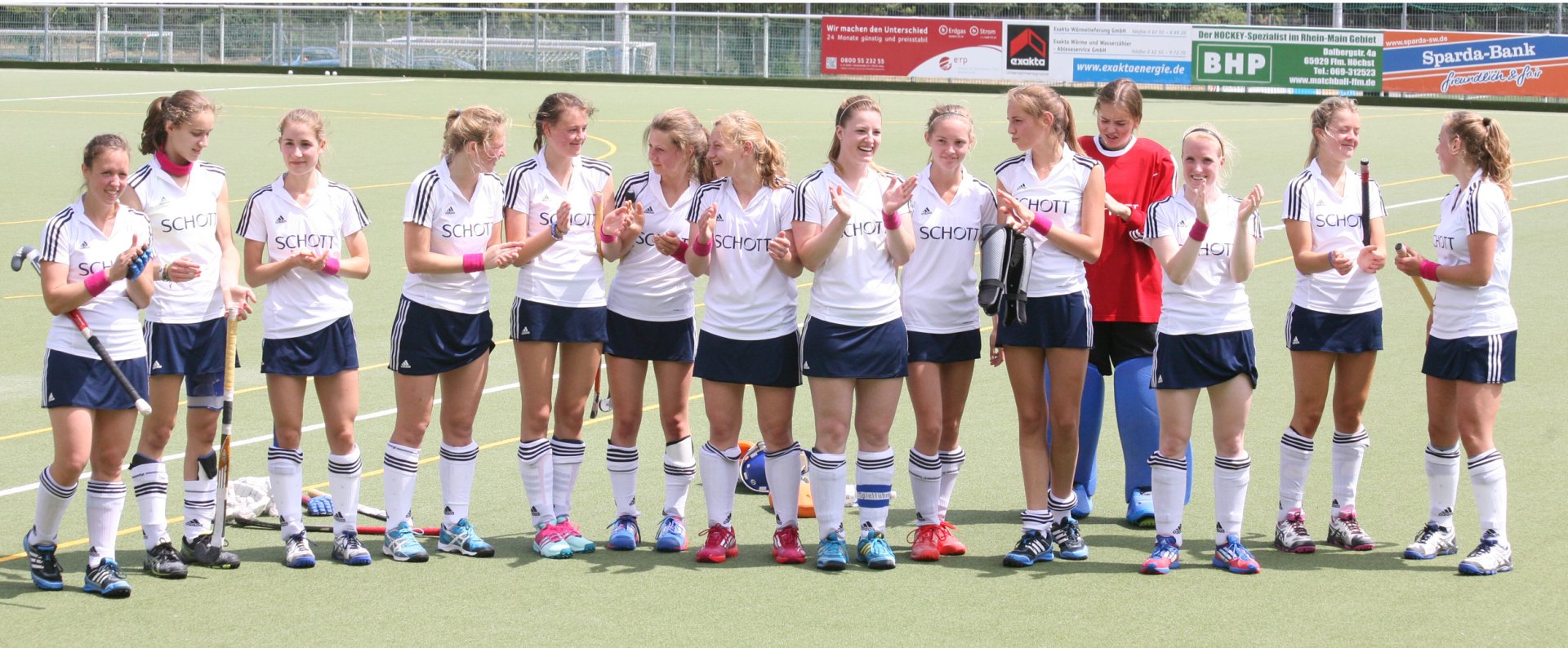 JULI - Auf den Weg nach oben begeben sich die Hockeyspielerinnen des TSV Schott Mainz. Schon in alter Formation als Tabellenführer in die  Winterpause der Feldrunde 2013/14 gegangen, ist die Mannschaft von Trainer Martin Knußmann-Siemon nach der Aufnahme der starken B-Jugendlichen endgültig viel zu gut für die Oberliga. Nach zwei klar gewonnenen Entscheidungsspielen gegen Hessenmeister TGS Vorwärts Frankfurt spielen die Schott-Frauen nun wieder in der Regionalliga. Und auch im Winter ist die Mannschaft durch den Aufstieg in die 1. Regionalliga Süd, die zweithöchste Liga in der Halle, weiter im Aufwind. In Feld- wie Hallenrunde zeigte sich dann allerdings, dass der Weg nach oben nicht automatisch immer eine Fortsetzung findet. Während es in der Feldrunde zur Halbzeit mit Platz drei ganz gut aussieht, steht das Team zur Halbzeit der Hallenrunde auf einem Abstiegsplatz.