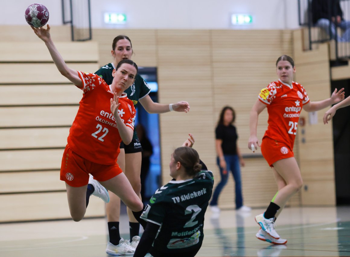 Vor Spielmacherin Annika Bach weicht die Aldekerkerin Emma Molderings zurück