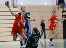 Vor Spielmacherin Annika Bach weicht die Aldekerkerin Emma Molderings zurück