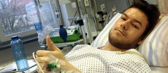 MÄRZ - Diese Geschichte sorgt für Gänsehaut: Was ein ganz normaler Pferdekuss zu sein scheint, kostet Felix Dietrich beinahe ein Bein. Die in einem Zweikampf erlittene Prellung zieht eine derart starke Einblutung in den Muskel nach sich, dass der betroffene Oberschenkel im Laufe des Abends immer stärker anschwillt. Es sind sehr glückliche Umstände, denen es der ASC-Basketballer zu verdanken hat, dass er in der Nacht (es ist Fastnachtsamstag) nicht nach Hause fährt, sondern ins Krankenhaus gelangt – ein paar Stunden später, und Dietrich hätte eine Amputation gedroht. So aber kommt der 19-Jährige mit insgesamt fünf Operationen und dem Schrecken davon.