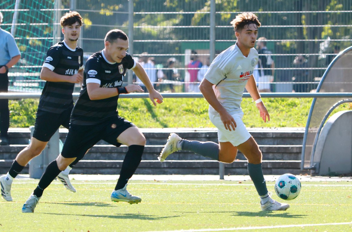 Offensivallrounder Lee Weber (r.) ist mit dem SKC Barbaros auf dem direkten Weg von der A-Klasse in die Landesliga.