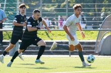 Offensivallrounder Lee Weber (r.) ist mit dem SKC Barbaros auf dem direkten Weg von der A-Klasse in die Landesliga.