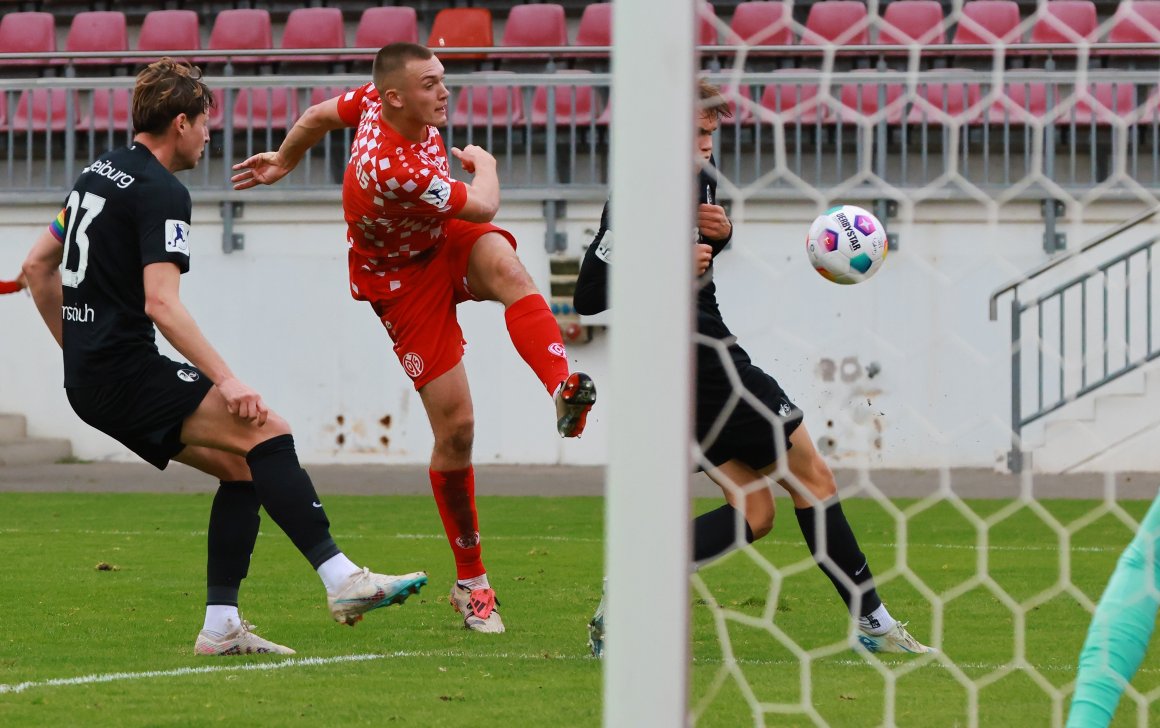 Philipp Schulz verlor zwar mit der U23 das jüngste Heimspiel gegen den SC Freiburg II mit 0:1, dafür gelang am Saisonende ein starker Auswärtserfolg, den die Mannschaft nun wiederholen will.