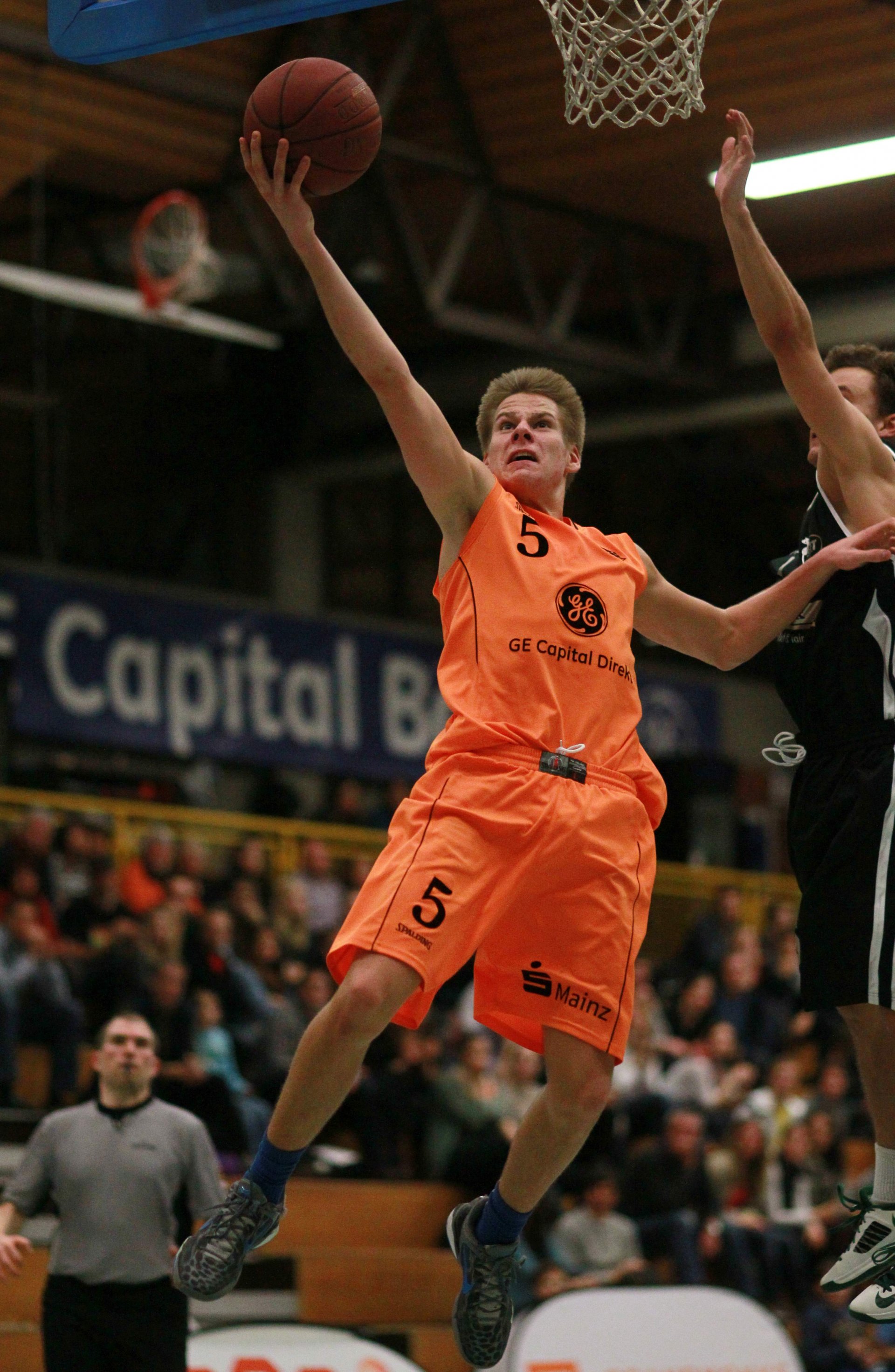 APRIL - Ein ASC-Basketballer ist der Newcomer des Jahres in der Regionalliga Südwest: Die Wahl der Trainer fällt auf Nico Brauner, den 19-Jährigen, dem seine Mainzer Coaches Alexander Heidbrink und Wolfgang Ortmann in seiner ersten Saison auf diesem Niveau viel Verantwortung übertragen hatten und der mit seiner Übersicht, seiner Schnelligkeit und seiner Korbgefährlichkeit alle Erwartungen übertroffen hat. 