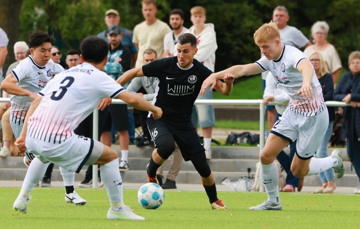 Beim Saisonauftakt in Hechtsheim kam Damir Bektasevic (Mitte) nach 3:0-Pausenführung des FC Basara ins Spiel, es gelang dem VfB immerhin, die Partie etwas enger zu gestalten.  