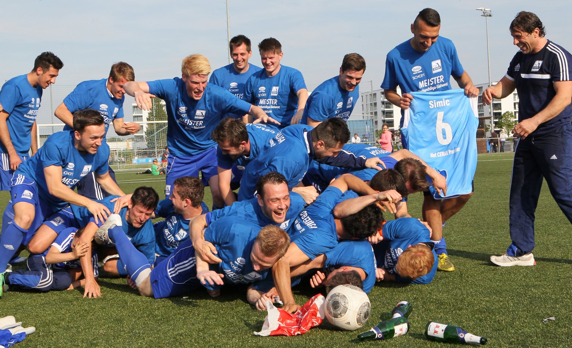 MAI - Der 4. Mai 2014 wird als besonderes Datum in die Geschichte des TSV Schott Mainz eingehen: An diesem Tag stehen die Fußballer des Werksvereins nach einem 3:0-Sieg gegen den Ludwigshafener SC vorzeitig als Verbandsliga-Meister und Aufsteiger in die Oberliga fest. Dabei stellt die Mannschaft im ersten Jahr unter Trainer Ali Kayhan Cakici einen neuen Rekord auf und beendet die Saison mit 81 Punkten. In ihr erstes Oberligajahr steigen die Schottler mit einem 3:2-Derbysieg beim SV Gonsenheim ein – und landen nach Saisonbeginn noch einen personellen Coup: Ex-Profi Srdjan Baljak stürmt jetzt an der Karlsbader Straße.
