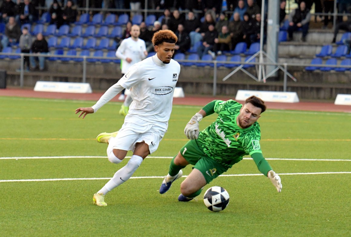 Beinahe war Ismail Wiegand in der siebten Minute der Nachspielzeit an Radomir Novakovic vorbei...